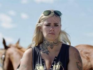 In den Badlands von South Dakota rettet die junge, rebellische Rancherin Tabatha Pferde In den Badlands von South Dakota rettet die junge, rebellische Rancherin Tabatha Pferde