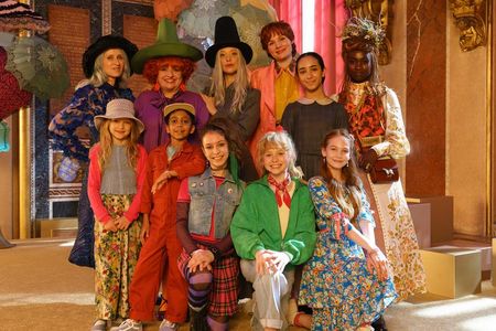 hintere Reihe, v.l.n.r.: Sophie Rois, Maria Happel, Heike Makatsch, Rosalie Thomass, Shanti Celik, Lorna Ishema vordere Reihe, v.l.n.r.: Gwen-Ewa Makatsch, Balthazar Gyan Alexis, Carla Demmin, Nala, Philomena Amari