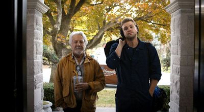 Klavierstimmer Harry Horowitz (Dustin Hoffmann) und sein Assistent Niki (Leo Woodall) gehen jeden Auftrag mit Sorgfalt und Präzision an