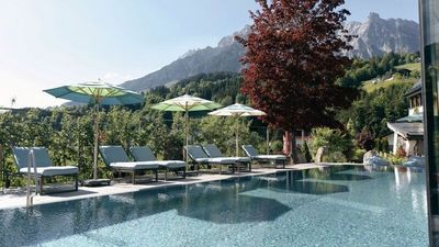 Kühle Köpfe reisen ins Salzburger Land: Während Europa schwitzt, wandern Gäste des Hotel Der Löwe durch schattige Bergwälder, schwimmen im Outdoor-Panoramapool und kühlen sich nachmittags im Gletscherbach die Füße