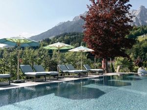 Kühle Köpfe reisen ins Salzburger Land: Während Europa schwitzt, wandern Gäste des Hotel Der Löwe durch schattige Bergwälder, schwimmen im Outdoor-Panoramapool und kühlen sich nachmittags im Gletscherbach die Füße Kühle Köpfe reisen ins Salzburger Land: Während Europa schwitzt, wandern Gäste des Hotel Der Löwe durch schattige Bergwälder, schwimmen im Outdoor-Panoramapool und kühlen sich nachmittags im Gletscherbach die Füße