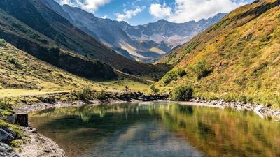 Einsam liegt der Malfonsee in seinem Kessel, lediglich ein paar Pferde, die den Sommer im Pettneuer Hochtal bei St. Anton am Arlberg verbringen, erfrischen sich hin und wieder am kalten Wasser