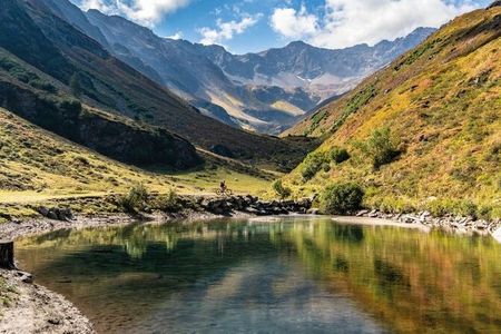 Einsam liegt der Malfonsee in seinem Kessel, lediglich ein paar Pferde, die den Sommer im Pettneuer Hochtal bei St. Anton am Arlberg verbringen, erfrischen sich hin und wieder am kalten Wasser