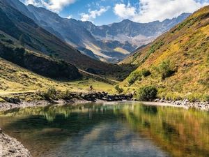 Einsam liegt der Malfonsee in seinem Kessel, lediglich ein paar Pferde, die den Sommer im Pettneuer Hochtal bei St. Anton am Arlberg verbringen, erfrischen sich hin und wieder am kalten Wasser Einsam liegt der Malfonsee in seinem Kessel, lediglich ein paar Pferde, die den Sommer im Pettneuer Hochtal bei St. Anton am Arlberg verbringen, erfrischen sich hin und wieder am kalten Wasser