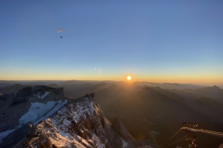 Der Tag erwacht auf der Tiroler Seite der Zugspitze