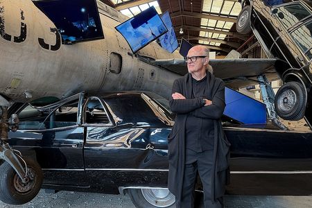 Bernd Reiter vor seiner Installation „Ironie des Schicksals“ auf der NordArt 2026