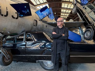 Bernd Reiter vor seiner Installation „Ironie des Schicksals“ auf der NordArt 2026