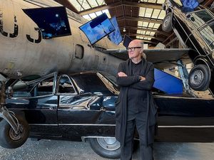 Bernd Reiter vor seiner Installation „Ironie des Schicksals“ auf der NordArt 2026 Bernd Reiter vor seiner Installation „Ironie des Schicksals“ auf der NordArt 2026
