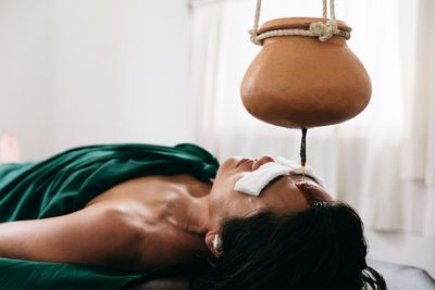Sowohl die Barberyn Ayurveda Resorts in Sri Lanka (li.) als auch das Akanta Ayurveda & Yoga Resort in Kerala (re.) arbeiten mit der ayurvedischen Dosha-Analyse, auf deren Basis individuelle Behandlungspläne entstehen