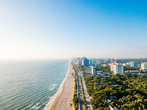 V.l.n.r.: Broward County Convention Center, Fort Lauderdale Beach, „Everyone under the Sun" V.l.n.r.: Broward County Convention Center, Fort Lauderdale Beach, „Everyone under the Sun"