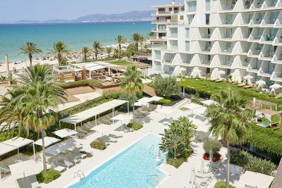 Dort befindet sich ein exklusiver Rooftop-Bereich mit Infinity-Pool, Sonnenterrasse, Bar und Sky Lounge