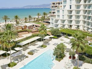 Dort befindet sich ein exklusiver Rooftop-Bereich mit Infinity-Pool, Sonnenterrasse, Bar und Sky Lounge Dort befindet sich ein exklusiver Rooftop-Bereich mit Infinity-Pool, Sonnenterrasse, Bar und Sky Lounge