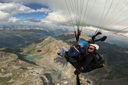 Bei einem Gleitschirmflug über St. Anton am Arlberg eröffnen sich schwindelfreien Urlaubern ungeahnte Ausblicke auf die Tiroler Bergwelt