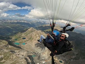 Bei einem Gleitschirmflug über St. Anton am Arlberg eröffnen sich schwindelfreien Urlaubern ungeahnte Ausblicke auf die Tiroler Bergwelt Bei einem Gleitschirmflug über St. Anton am Arlberg eröffnen sich schwindelfreien Urlaubern ungeahnte Ausblicke auf die Tiroler Bergwelt