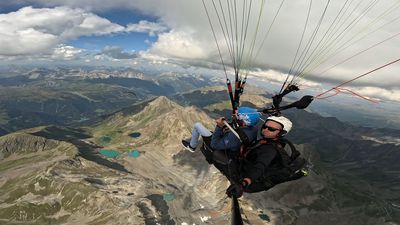 Bei einem Gleitschirmflug über St. Anton am Arlberg eröffnen sich schwindelfreien Urlaubern ungeahnte Ausblicke auf die Tiroler Bergwelt