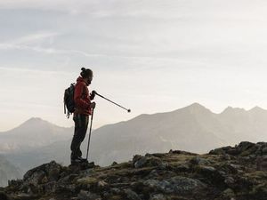 Da geht’s hin – den als Runde angelegten, 52,1 Kilometer langen Arlberg Trail können Urlauber zum Beispiel in St. Anton am Arlberg starten und über die Vorarlberger Talorte Stuben, Zürs sowie Lech zurück nach Tirol wandern Da geht’s hin – den als Runde angelegten, 52,1 Kilometer langen Arlberg Trail können Urlauber zum Beispiel in St. Anton am Arlberg starten und über die Vorarlberger Talorte Stuben, Zürs sowie Lech zurück nach Tirol wandern