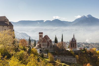 Die Rundkirche St. Georg in der Südtiroler Gemeinde Schenna oberhalb von Meran zählt zu den bedeutendsten Beispielen romanischer Baukunst im Alpenraum