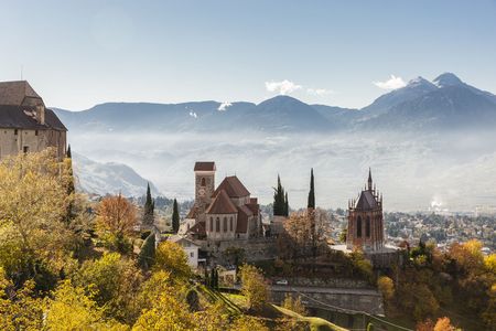 Die Rundkirche St. Georg in der Südtiroler Gemeinde Schenna oberhalb von Meran zählt zu den bedeutendsten Beispielen romanischer Baukunst im Alpenraum