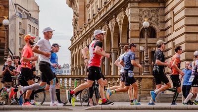 Teilnehmer des Prag-Marathons werden neben spektakulären Ausblicken auf die Prager Burg, das Nationaltheater und das legendäre „Tanzende Haus“ auch von zahlreichen Musikkapellen am Straßenrand begleitet