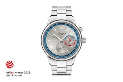 Club Sport neomatik Weltzeit silber von NOMOS Glashütte wurde mit dem Red Dot: Best of the Best 2026 ausgezeichnet. Der robuste Worldtimer wurde im vergangenen Jahr eingeführt und gehört zu den begehrtesten Modellen der Glashütter Uhrenmanufaktur