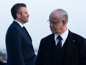 Mariano De Santis (Toni Servillo) mit seinem Personenschützer Colonnello Labaro (Orlando Cinque) Mariano De Santis (Toni Servillo) mit seinem Personenschützer Colonnello Labaro (Orlando Cinque)