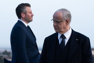 Mariano De Santis (Toni Servillo) mit seinem Personenschützer Colonnello Labaro (Orlando Cinque)
