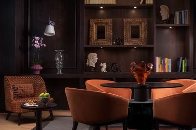 Die Bar im Erdgeschoss, mit direktem Zugang zur Via Bottai, empfängt Hotelgäste ebenso wie externe Besucher