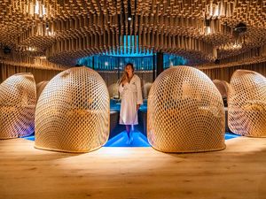 Im Ruheraum Quellenruh, Herzstück des preisgekrönten SPA im Tiroler Hotel Jungbrunn, entspannen Gäste nach einem JuBeWell-Treatment Im Ruheraum Quellenruh, Herzstück des preisgekrönten SPA im Tiroler Hotel Jungbrunn, entspannen Gäste nach einem JuBeWell-Treatment