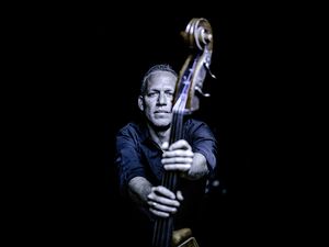 Avishai Cohen, weltweit einer der einflussreichsten Bassisten unserer Zeit, trifft auf das Metropole Orkest