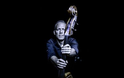 Avishai Cohen, weltweit einer der einflussreichsten Bassisten unserer Zeit, trifft auf das Metropole Orkest
