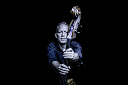 Avishai Cohen, weltweit einer der einflussreichsten Bassisten unserer Zeit, trifft auf das Metropole Orkest