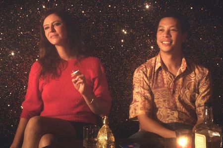 Noémie (Anna Mouglais, l.) und Nour (Ayoub Gretaa, r.) in einer Bar