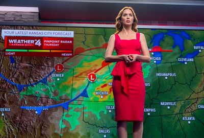 Margaret Fairchild (Emily Blunt) präsentiert im Lokalfernsehen von Kansas City die Wettervorhersage
