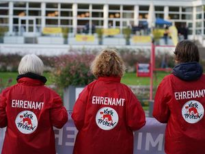 Ehrenamtliche der Ortsgruppe Frankfurt bei einer Protestaktion im Palmgarten Ehrenamtliche der Ortsgruppe Frankfurt bei einer Protestaktion im Palmgarten