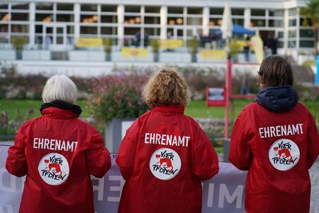 Ehrenamtliche der Ortsgruppe Frankfurt bei einer Protestaktion im Palmgarten 