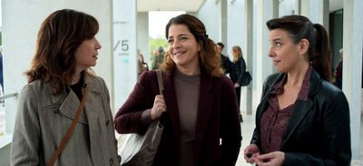 Zurück ins Single-Leben mit 50: Eva (Nora Navas) gesteht ihren Freundinnen, dass sie noch einmal die große Liebe spüren möchte
