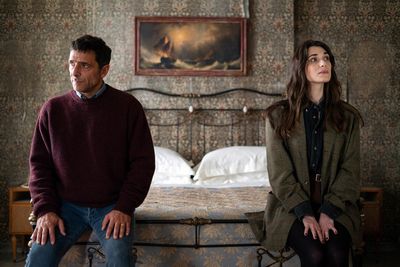 Rocco (Adriano Giannini) und Lea (Pilar Fogliati) beginnen zaghaft eine Affäre, die sie immer wieder in ein Stundenhotel führt