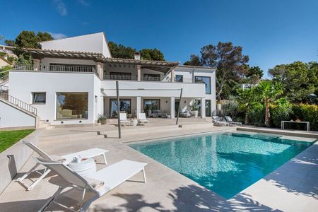 Biken, segeln, wandern, golfen oder einfach nur am eigenen Pool relaxen? Gäste des Private Hideaways Villa Riviera genießen die mallorquinische Natur aktiv oder entspannt