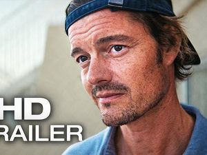Tom (Sam Riley) arbeitet als Tennistrainer in einem All-Inclusive-Hotel auf Fuerteventura Tom (Sam Riley) arbeitet als Tennistrainer in einem All-Inclusive-Hotel auf Fuerteventura