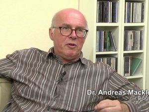 Dr. Andreas Mäckler ist der Autor und Herausgeber von Schwarzbuch Wikipedia 2 Dr. Andreas Mäckler ist der Autor und Herausgeber von Schwarzbuch Wikipedia 2