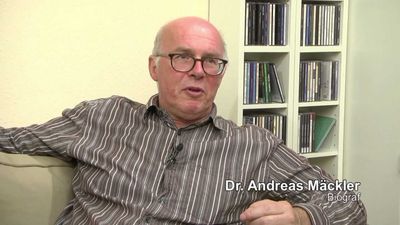 Dr. Andreas Mäckler ist der Autor und Herausgeber von Schwarzbuch Wikipedia 2