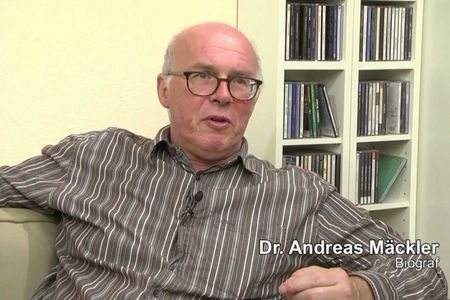 Dr. Andreas Mäckler ist der Autor und Herausgeber von Schwarzbuch Wikipedia 2