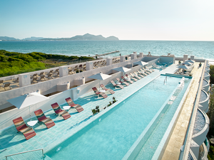 Familien stehen im Iberostar Selection Albufera Park im Mittelpunk Familien stehen im Iberostar Selection Albufera Park im Mittelpunk
