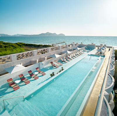 Familien stehen im Iberostar Selection Albufera Park im Mittelpunk