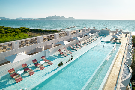 Familien stehen im Iberostar Selection Albufera Park im Mittelpunk