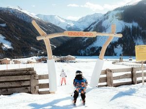 Im Skigebiet Golzentipp-Obertilliach in Osttirol/Österreich erhalten Familien auf Wunsch vergünstigte Tickets für vier oder zwei Stunden. Kinder bis sechs Jahre fahren in Begleitung der Eltern frei Im Skigebiet Golzentipp-Obertilliach in Osttirol/Österreich erhalten Familien auf Wunsch vergünstigte Tickets für vier oder zwei Stunden. Kinder bis sechs Jahre fahren in Begleitung der Eltern frei