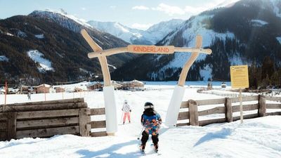 Im Skigebiet Golzentipp-Obertilliach in Osttirol/Österreich erhalten Familien auf Wunsch vergünstigte Tickets für vier oder zwei Stunden. Kinder bis sechs Jahre fahren in Begleitung der Eltern frei