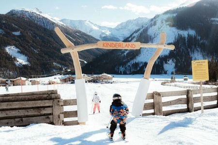 Im Skigebiet Golzentipp-Obertilliach in Osttirol/Österreich erhalten Familien auf Wunsch vergünstigte Tickets für vier oder zwei Stunden. Kinder bis sechs Jahre fahren in Begleitung der Eltern frei
