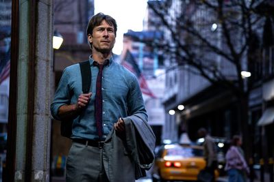 Becket (Glen Powell) schmiedet einen mörderischen Plan, um früher an sein Erbe zu gelangen