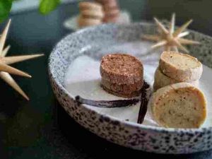 Neben der Schoko-Variante gehen zum Beispiel auch die Mandel-Marzipan-Version oder die Alternative mit Pistazien und Cranberrys
